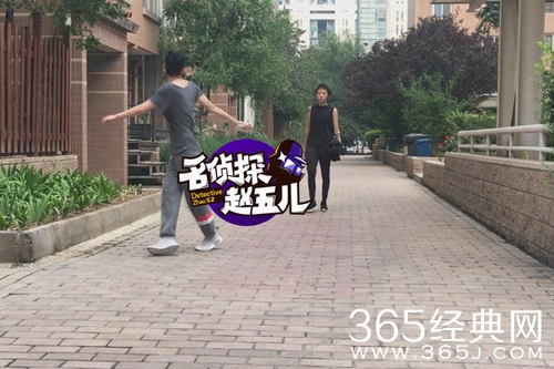 王菲与女儿窦靖童悠闲散步 充满元气少女感