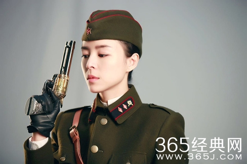 张静初军装造型曝光 气场全变身高冷特工