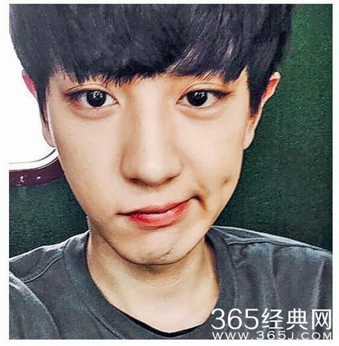 EXO朴灿烈为玩盗版游戏公开道歉 删除视频