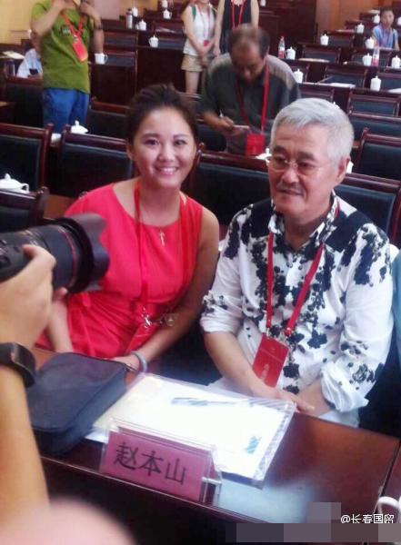 59岁赵本山近照曝光 满头白发穿着时尚