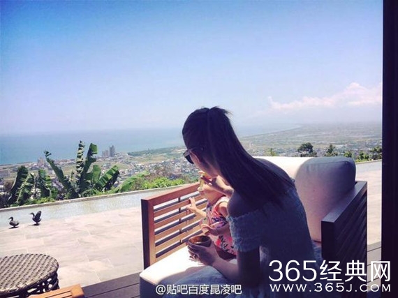 昆凌喂小周周吃饭露背影 网友呼唤转过身来