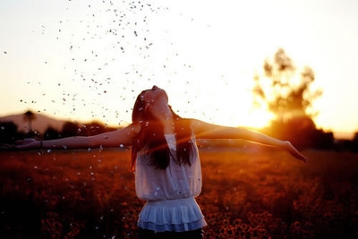 经典语句：思考时，要像一位智者；但讲话时，要像一位普通人