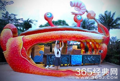 夏日清爽游海洋馆 陈冰“初吻”海豚显童心