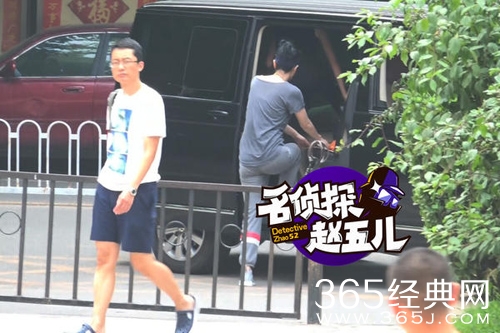 王菲与女儿窦靖童悠闲散步 充满元气少女感