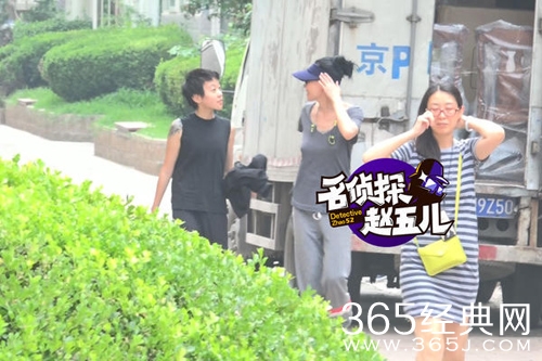 王菲与女儿窦靖童悠闲散步 充满元气少女感