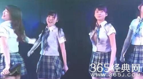 AKB48女星台上走光衬衫爆开 浑然不知继续唱跳