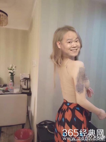 岳云鹏变身”性感美女“ 回眸一笑辣眼睛