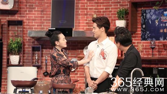 刘冬沁遭黄渤小s袭胸 两人称这才是男人该有的