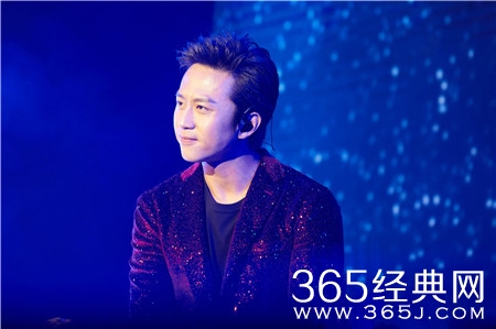 邓超深夜彩排粉丝会纪录片曝光 鞠躬感谢十年追随