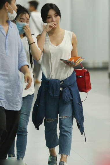 忙打飞的！柳岩着深V衣秀丰满好身材