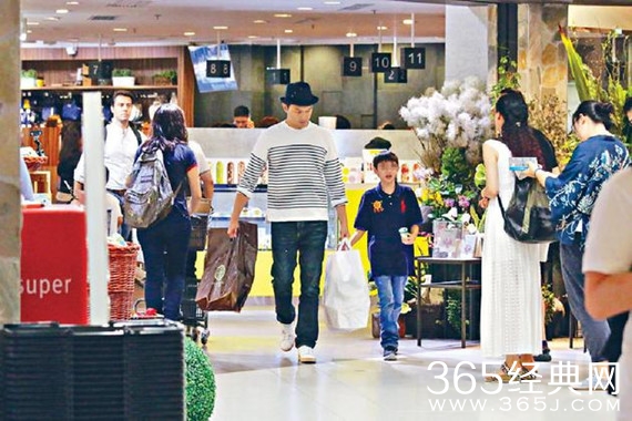 儿子紧贴张智霖 袁咏仪神情落寞超无奈