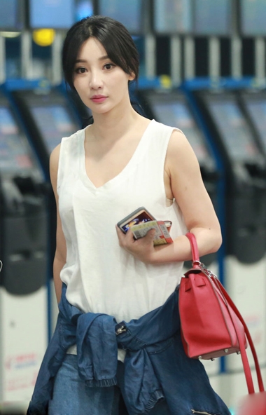 忙打飞的！柳岩着深V衣秀丰满好身材