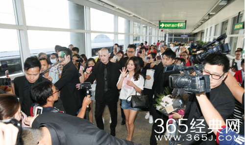 宋慧乔抵港遭围堵表现亲民 短裤秀美腿气质迷人