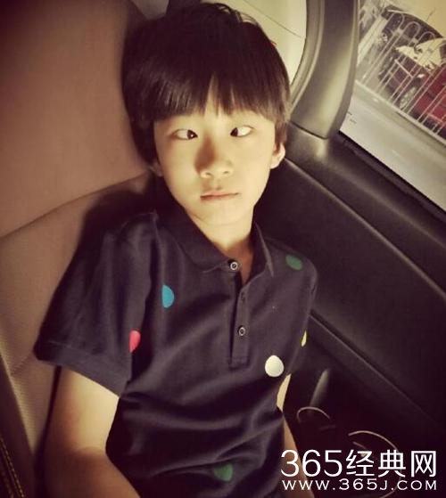 张亮家中被淹屋顶漏水 带着儿子出门旅游