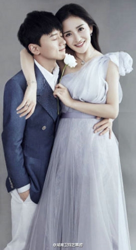 谢娜张杰合体拍大片 亲密互动恩爱十足