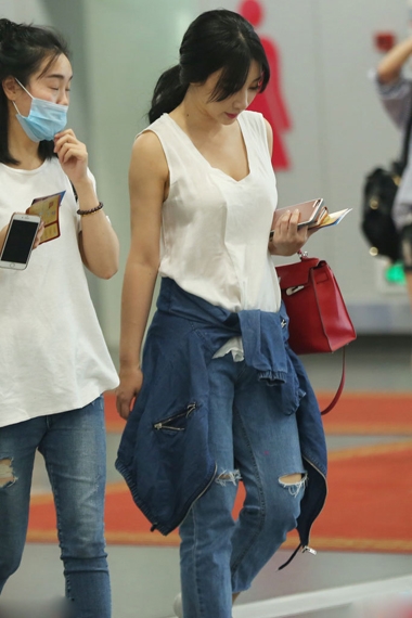 忙打飞的！柳岩着深V衣秀丰满好身材