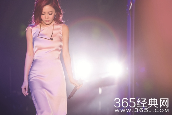 爵士歌手胡琳签约新公司 计划明年开唱