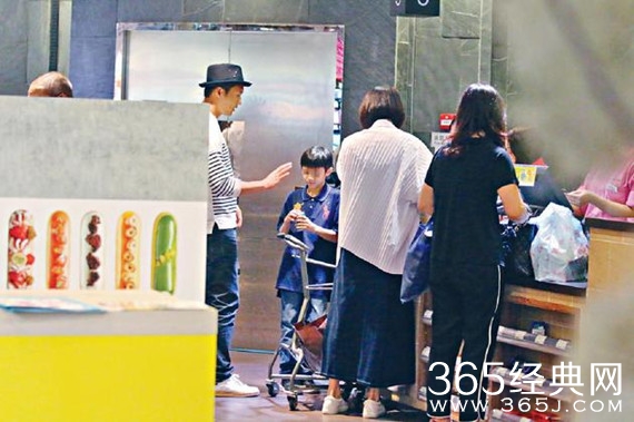 儿子紧贴张智霖 袁咏仪神情落寞超无奈