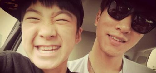 张亮家中被淹屋顶漏水 带着儿子出门旅游