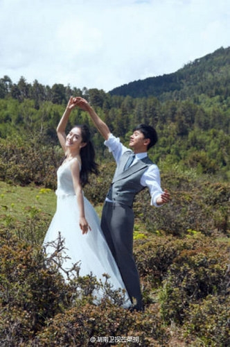 谢娜张杰合体拍大片 亲密互动恩爱十足