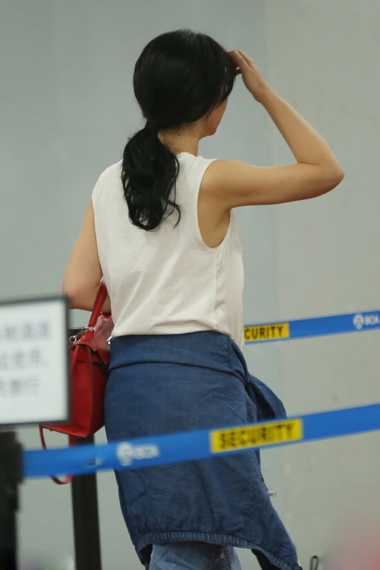 忙打飞的！柳岩着深V衣秀丰满好身材