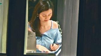 45岁洪欣与小丈夫张丹峰外出逛街 女方买单