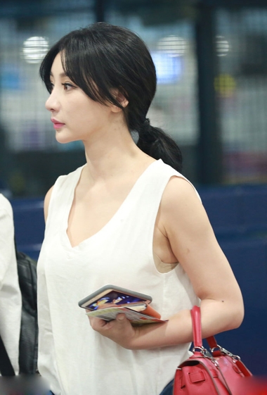 忙打飞的！柳岩着深V衣秀丰满好身材