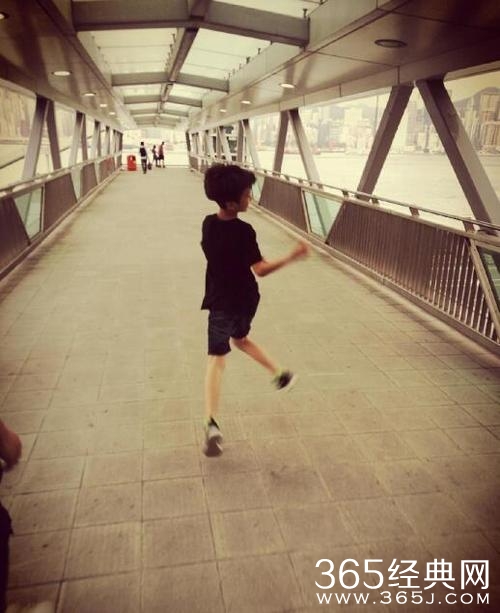 张亮家中被淹屋顶漏水 带着儿子出门旅游