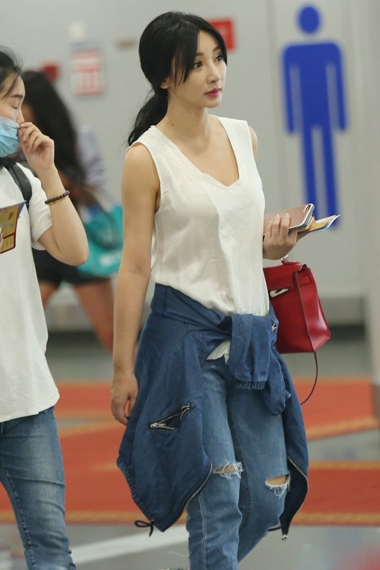 忙打飞的！柳岩着深V衣秀丰满好身材