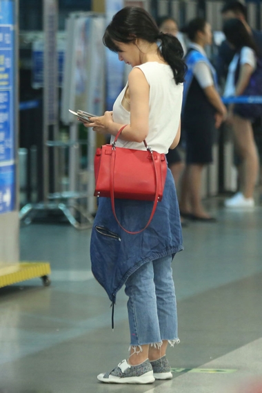 忙打飞的！柳岩着深V衣秀丰满好身材