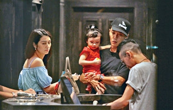 45岁洪欣与小丈夫张丹峰外出逛街 女方买单