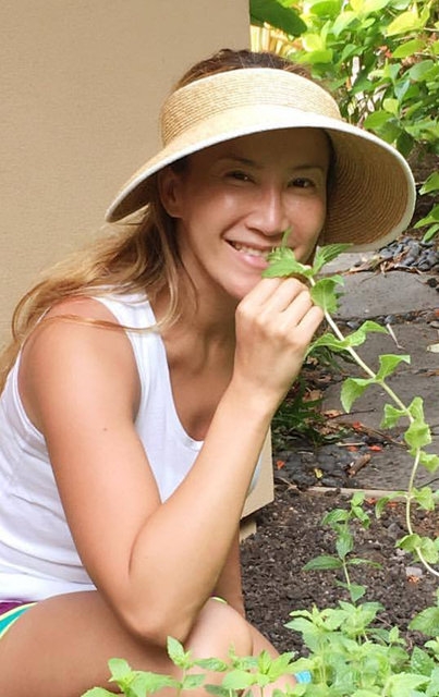 这样朴实无华的李玟太罕见 素颜下地收瓜果