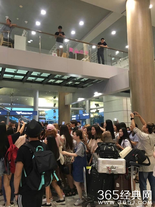 陈伟霆赴韩遭围堵 张大佛爷在韩人气也超高