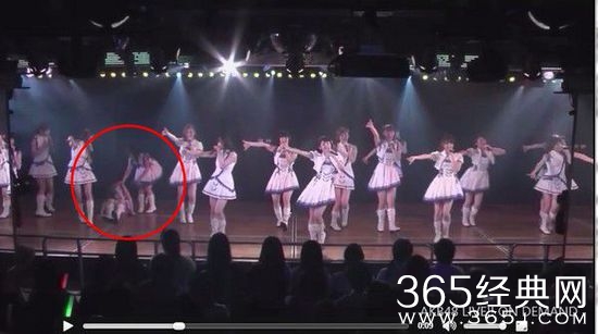AKB48女偶像舞台上惨摔 膝盖脱臼被抬出场