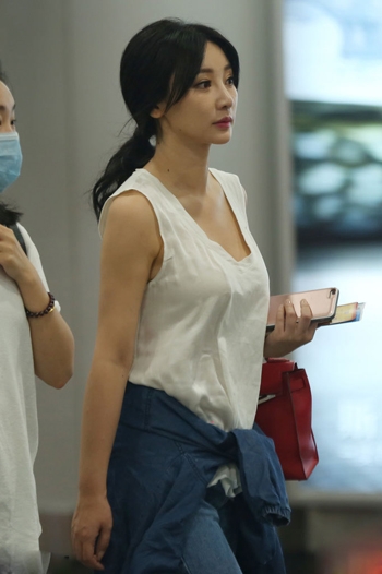 忙打飞的！柳岩着深V衣秀丰满好身材