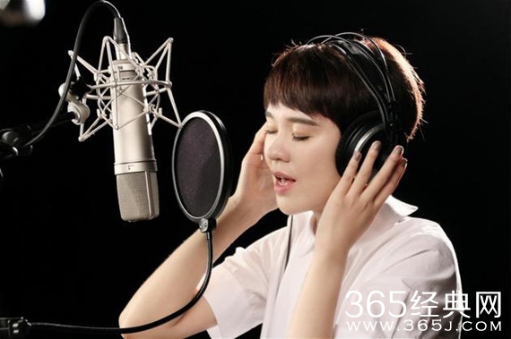 郁可唯首唱抗洪歌曲 录音时情绪激动