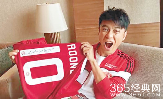 李克勤收获曼联回礼 表情夸张十分兴奋