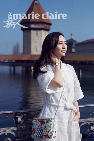 王鸥海滨度假街拍曝光 自在享受清爽夏日