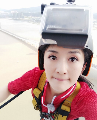 谢娜晒300米高空自拍 自曝“腿都是软的”