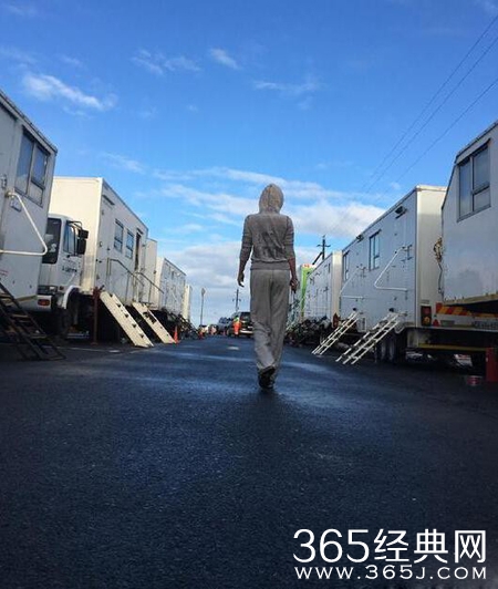 47岁许晴穿运动装走在蓝天下 身材窈窕获力赞