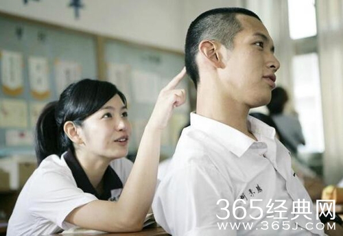 柯震东给陈妍希送红包：新婚快乐我的青春