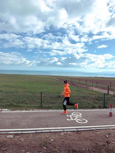 蒋劲夫带伤跑马拉松 3000多米高原狂奔