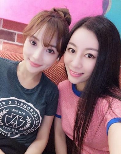 李小璐与闺蜜聚会宛如高中生 尖下巴仍抢镜