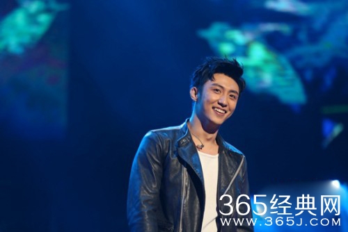 李宇春带伤跳舞 黄子韬含泪演绎《十九岁》