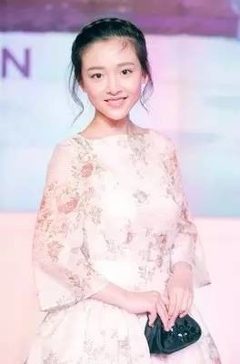 从校花到女神 只需一部偶像剧 从脸到身体征服观众