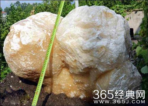 四川现冰洲石晶体 高2.1米折射光线绮丽迷人