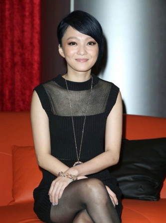 张韶涵弯腰秀豪乳不惧走光 观音菩萨装雷人