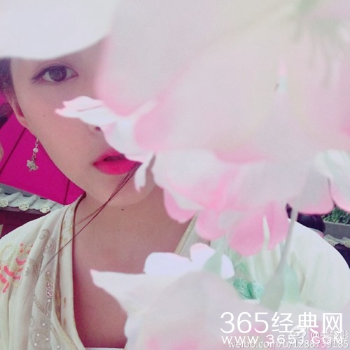 关晓彤晒穿古装撑扇自拍 花瓣半掩面娇媚动人