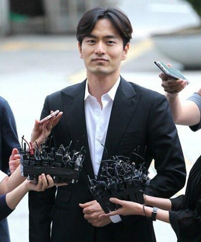 李阵郁性侵案女方律师辞职：信赖关系破裂