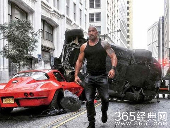 《速度与激情8》新照 疑刚经历飞车大战